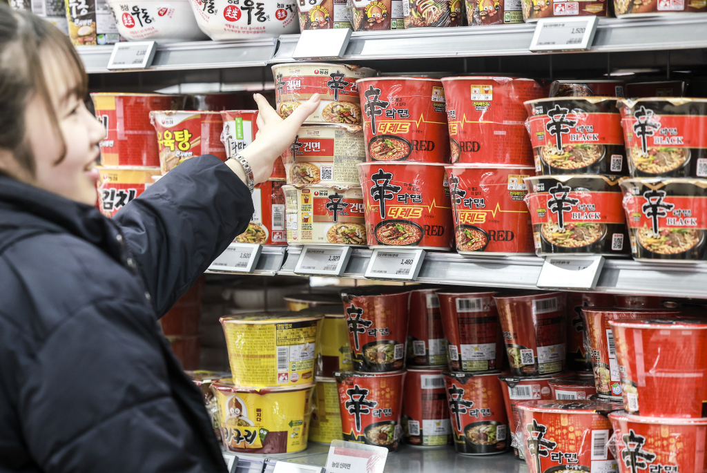 5일 서울시내 대형마트에 농심 신라면이 진열되어 있다./사진=뉴시스