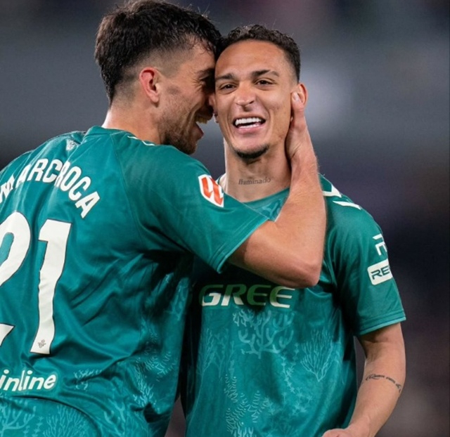 기뻐하는 안토니(오른쪽). /사진=레알 베티스 SNS