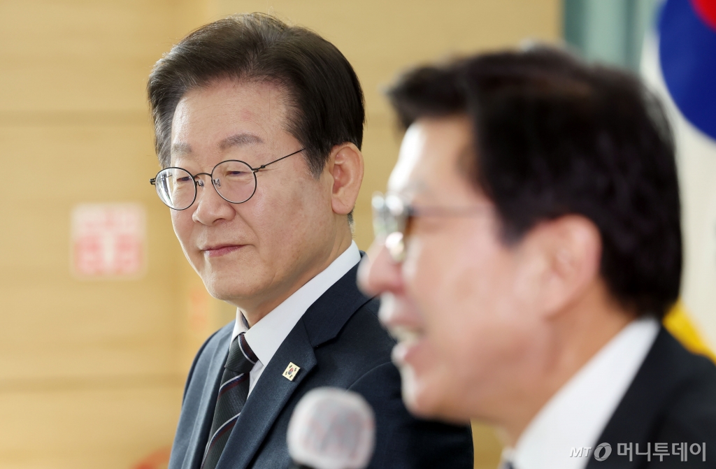 [부산=뉴시스] 하경민 기자 = 이재명 더불어민주당 대표가 6일 부산 강서구 부산항만공사 부산신항지사 부산항 홍보관을 방문, 박형준 부산시장의 발언을 경청하고 있다.   이 자리에서 이 대표는 북극항로 개척사업 시급성을 강조한 반면 박 시장은 글로벌허브도시특별법 등 지역 현안 해결을 당부하는 등 부산 현안을 놓고 견해 차이를 보였다. 2025.03.06. yulnetphoto@newsis.com /사진=하경민