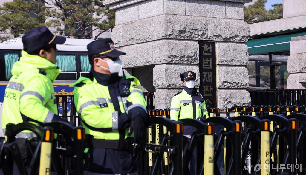 (서울=뉴스1) 박지혜 기자 = 6일 서울 종로구 헌법재판소 앞에서 경찰이 질서유지 및 경비 업무를 하고 있다. 헌법재판소는 윤석열 대통령 탄핵 심판 선고만 남겨둔 가운데 헌법재판소를 중심으로 경비 강화 대책에 나선 경찰 고심이 깊어지고 있다. 경찰은 전체 가용인력을 동원할 수 있는 '갑호비상' 발령을 검토하는 한편, 선고 전후로 며칠간 외부인이 헌재에 접근하지 못하도록 차벽으로 주변을 '진공 상태'로 만들 계획이다. 2025.3.6/뉴스1 Copyright © 뉴스1. All rights reserved. 무단 전재 및 재배포, AI학습 이용 금지. /사진=(서울=뉴스1) 박지혜 기자