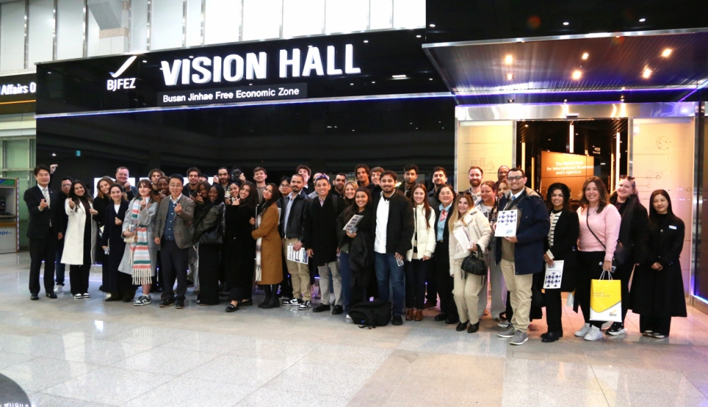 미국 플로리다 국제대 교수와 대학원생이 BJFEZ 방문 기념촬영을 하고 있다./사진제공=부산진해경제자유구역청