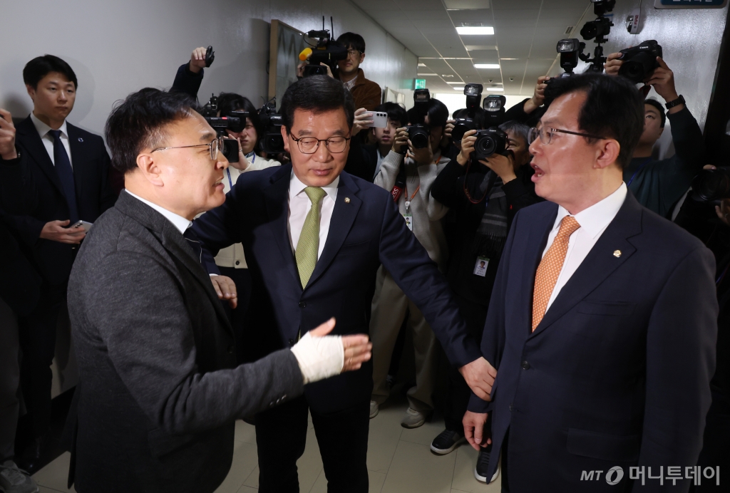 [서울=뉴시스] 고승민 기자 = 6일 서울 여의도 국회에서 열린 제423회 국회(임시회) 행정안전위원회 제1차 전체회의, 중앙선거관리위원회 위원후보자(김대웅) 인사청문회가 격해진 여야 공방으로 정회되자 이광희 더불어민주당 의원과 이만희 국민의힘 의원이 복도로 나와 호칭 등의 문제로 설전을 벌이고 있다.   신정훈 행안위원장이 나와 이들을 만류하고 있다. 2025.03.06. kkssmm99@newsis.com /사진=고승민