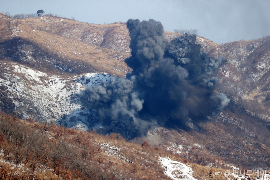 6일 오전 경기 포천시 승진훈련장에서 열린 '2025년 전반기 한미연합 수도기계화보병사단(수기사) 통합화력 실사격 훈련'에서 KF-16가 투하한 공대지폭탄이 표적에서 폭발하고 있다. / 사진=뉴스1