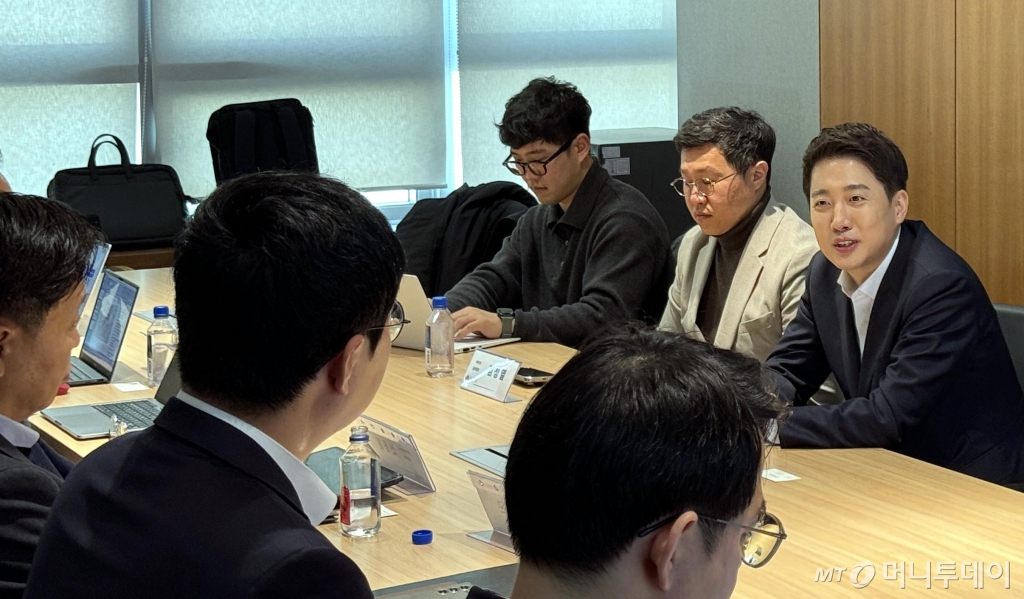 [서울=뉴시스] 조성봉 기자= 이준석 개혁신당 의원이 6일 서울 강남구 갤럭시아머니트리를 방문해 모바일 금융 플랫폼 및 디지털 자산 관련 간담회를 하고 있다. (사진=이준석 의원실 제공) 2025.03.06. photo@newsis.com *재판매 및 DB 금지 /사진=