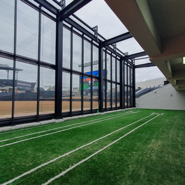 한화 이글스 새 홈구장 '대전 한화생명 볼파크' 우측 외야에 설치된 몬스터 월. 안쪽 복층 불펜 1층에서 바라본 몬스터 월. /사진=김동윤 기자