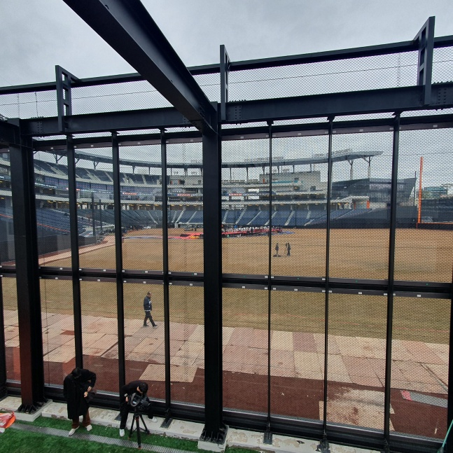 한화 이글스 새 홈구장 '대전 한화생명 볼파크' 우측 외야에 설치된 몬스터 월. 안쪽 복층 불펜 2층에서 바라본 몬스터 월. /사진=김동윤 기자