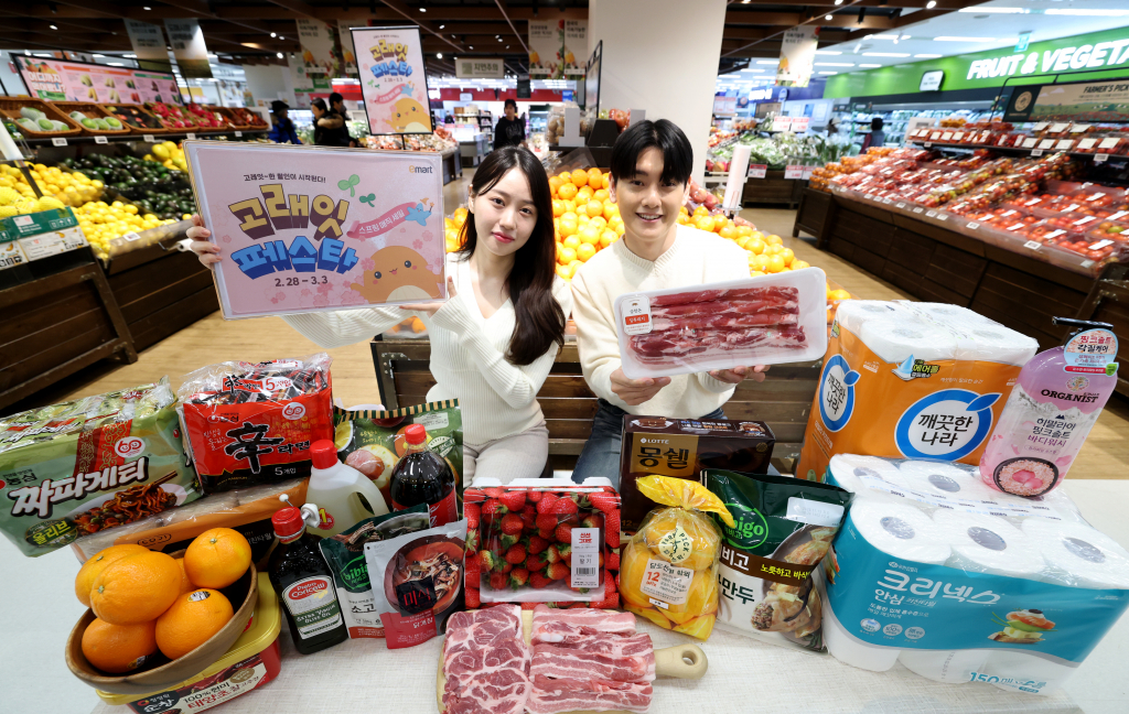 (서울=뉴스1) 권현진 기자 = 26일 서울 이마트 용산점에서 모델들이 '스프링 매직 세일' 3월 고래잇 페스타를 소개하고 있다.   오는 28일부터 3월 3일까지 열리는 이번 행사에서 이마트는 23종의 '고래잇템'과 50% 할인 등 업계 최저가 수준의 가격을 선보인다. 특히, '삼삼데이'를 맞아 삼겹살과 목심 등 돈육을 특가로 제공하고, 반값 딸기 등 다양한 먹거리를 할인된 가격에 판매한다. 2025.2.26/뉴스1  Copyright © 뉴스1. All rights reserved. 무단 전재 및 재배포,  AI학습 이용 금지. /사진=(서울=뉴스1) 권현진 기자