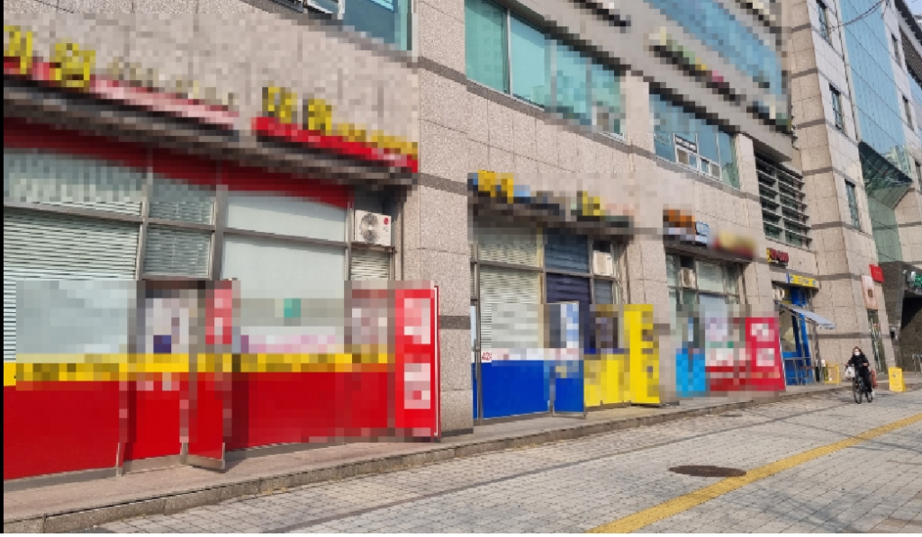 지난 7일 서울 송파구 한 아파트 상가 내 부동산 중개소들이 문을 닫은 채로 있다./사진=이용안 기자