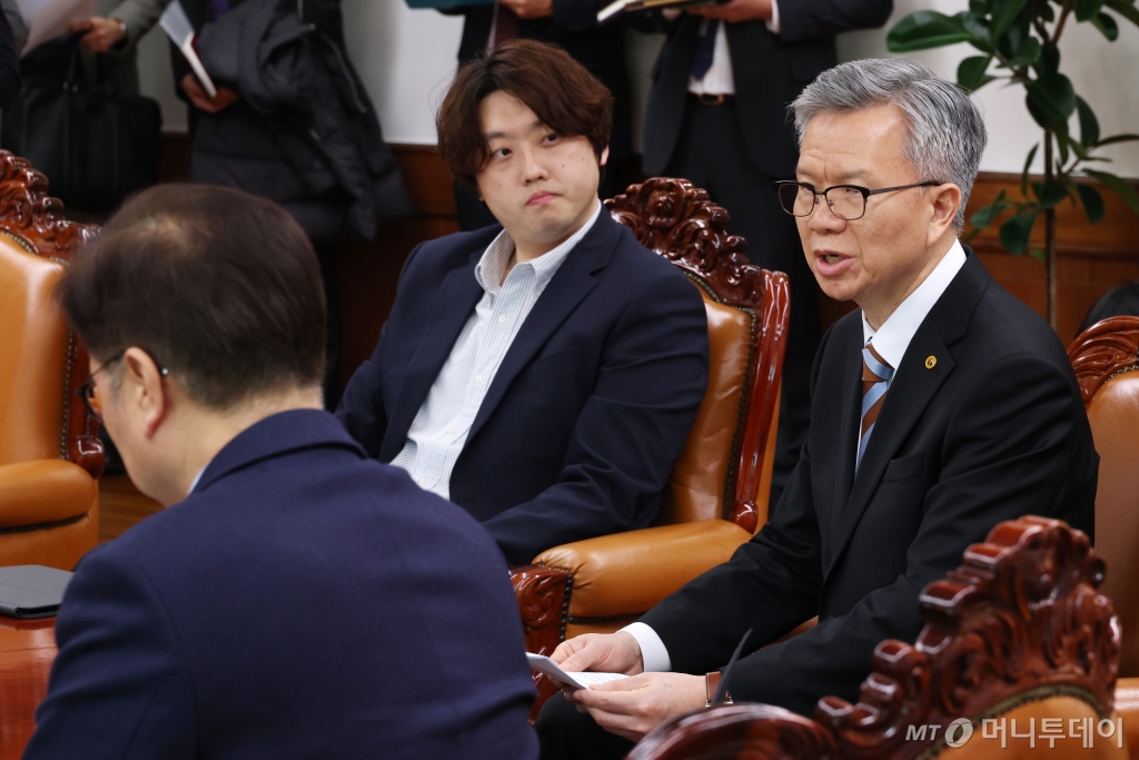 (서울=뉴스1) 이광호 기자 = 김택우 대한의사협회장(오른쪽)이 17일 오후 서울 여의도 국회에서 가진 의정갈등 관련 우원식 국회의장과의 면담에서 발언하고 있다. 2025.2.17/뉴스1  Copyright © 뉴스1. All rights reserved. 무단 전재 및 재배포,  AI학습 이용 금지. /사진=(서울=뉴스1) 이광호 기자