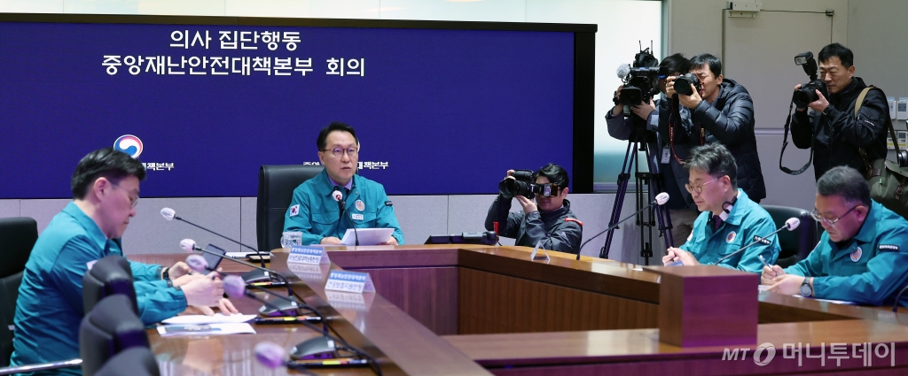 (서울=뉴스1) 임세영 기자 = 박민수 중앙재난안전대책본부 제1총괄조정관(보건복지부 제2차관)이 6일 오전 서울 종로구 정부서울청사에서 열린 의사 집단행동 중앙재난안전대책본부 회의에서 모두발언을 하고 있다. 2025.3.6/뉴스1  Copyright © 뉴스1. All rights reserved. 무단 전재 및 재배포,  AI학습 이용 금지. /사진=(서울=뉴스1) 임세영 기자