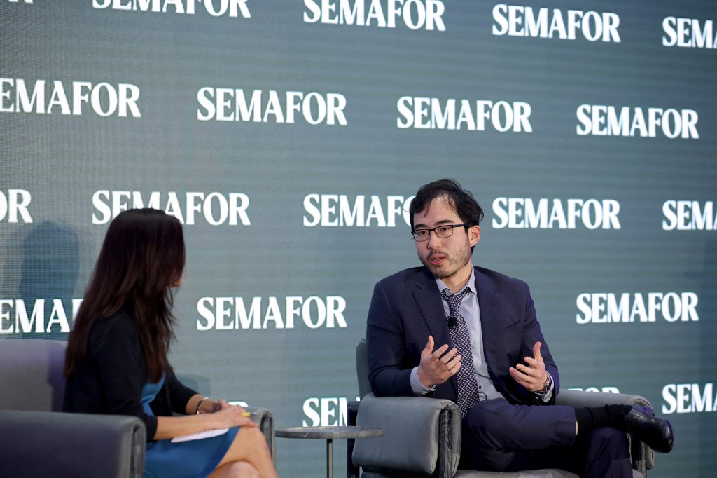 케빈 궈 하이브 AI CEO가 지난해 10월 미국 워싱턴DC에서 열린 세마포 세계경제서밋(SWES)에서 발언 중인 모습./AFPBBNews=뉴스1