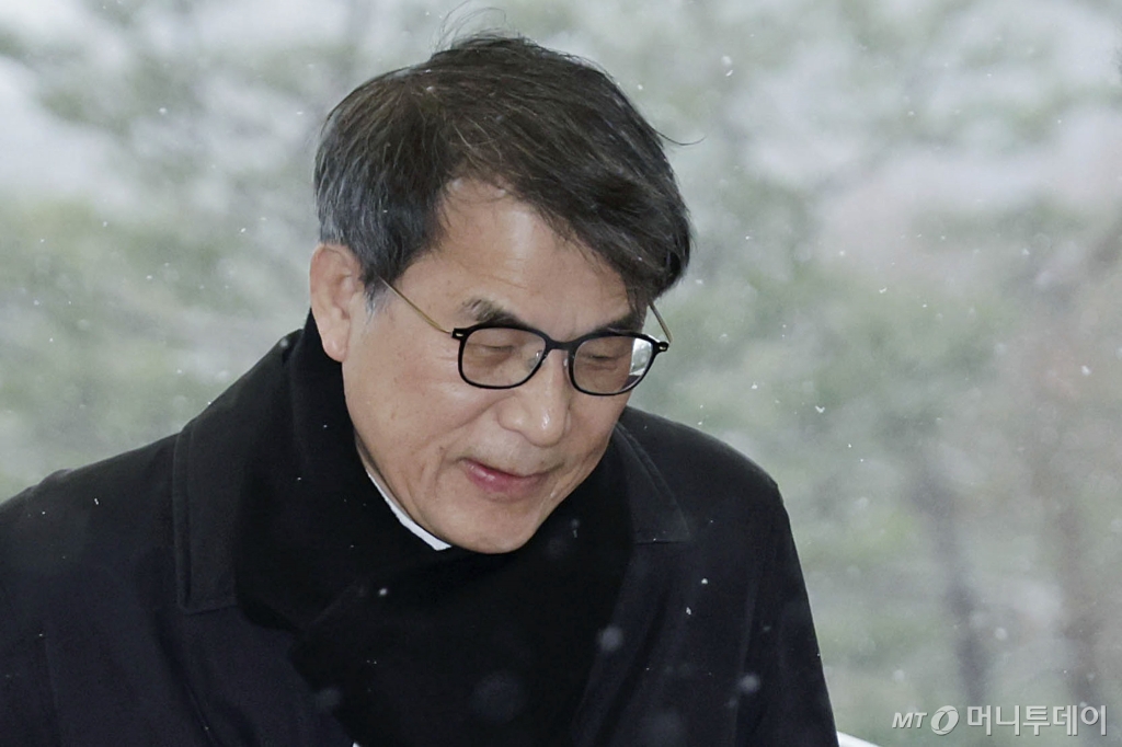 선관위 채용 비리 논란이 일고 있는 4일 오전 노태악 중앙선거관리위원회 위원장이 서울 서초구 대법원 청사로 출근하고 있다. 2025.03.04. /사진=뉴시스 /사진=최동준