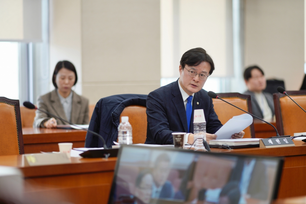 채현일 더불어민주당 의원이 지난 6일 국회 행정안전위원회에서 열린 김대웅 중앙선거관리위원회 위원 후보자에 대한 인사청문회에서 중앙선거관리위원회의 채용 특혜 비리와 관련 질의를 하고 있다. / 사진제공=채현실 의원실 