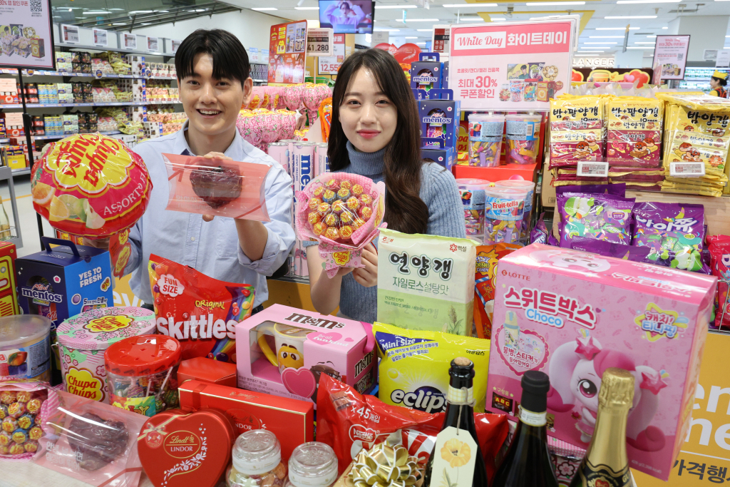 (서울=뉴스1) 신웅수 기자 = 7일 서울 이마트 용산점에서 모델들이 화이트데이에 선물하기 좋은 물품을 선보이고 있다. 이마트는 화이트데이를 맞아 오는 14일까지 캔디와 초콜릿, 젤리에 대한 할인 행사를 진행한다. 2025.3.7/뉴스1 Copyright © 뉴스1. All rights reserved. 무단 전재 및 재배포, AI학습 이용 금지. /사진=(서울=뉴스1) 신웅수 기자