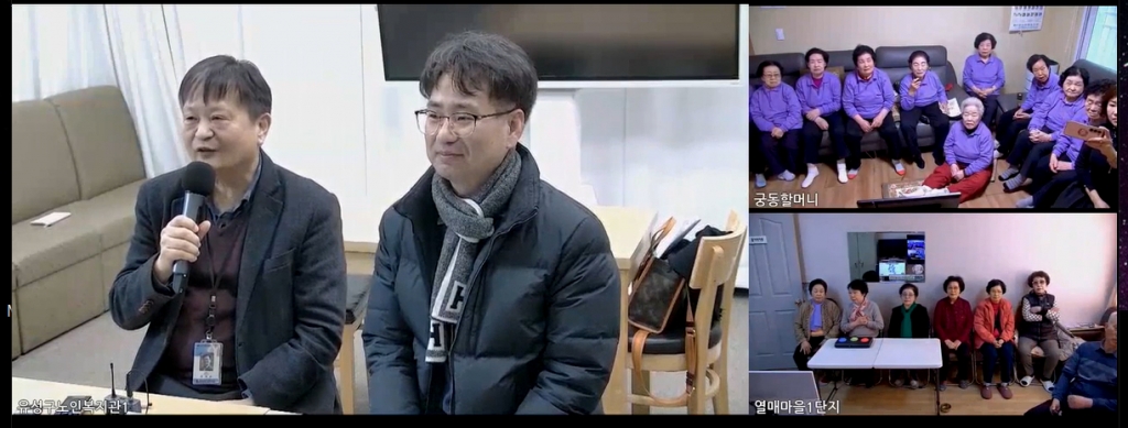 유성구노인복지관에서 열린 '두뇌배틀'경기에서 류재룡 관장(왼쪽)이 인사말을 전하고 있다. /사진=두뇌싱긋연구소