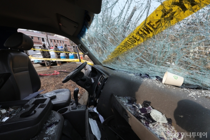 7일 오후 경기 포천시 이동면 노곡리 KF-16 전투기 오폭 사고 현장에 피해를 입은 트럭이 멈춰서 있다. / 사진=뉴스1