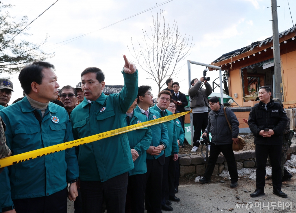 국민의힘 소속 성일종 국회 국방위원장과 김선호 국방부 장관직무대행(차관)이 지난 6일 오후 경기 포천시 이동면 노곡리 공군 전투기 폭탄 오발 사고 현장을 살펴보고 있다. / 사진=뉴시스