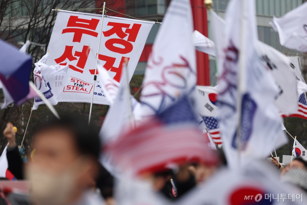 [서울=뉴시스] 김명년 기자 = 1일 오후 서울 영등포구 여의도 여의대로에서 열린 '세이브코리아 3·1절 국가비상기도회'에서 참석자들이 윤 대통령 탄핵 기각을 촉구하고 있다. 2025.03.01. kmn@newsis.com /사진=김명년