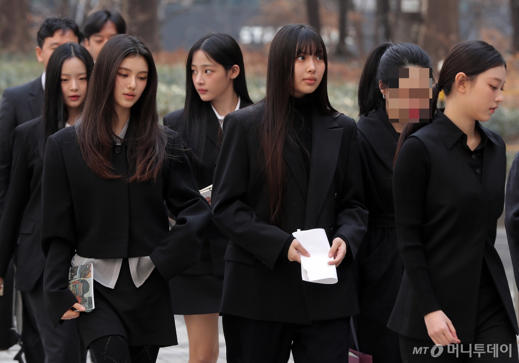 그룹 뉴진스 하니 다니엘 민지 혜인 해린. 7일 오전 서울 서초구 중앙지방법원에서 열린 어도어가 뉴진스 멤버들을 상대로 제기한 '기획사 지위보전 및 광고계약 체결 등 금지 가처분' 첫 심문기일 출석 모습. /사진=김창현 기자 chmt@
