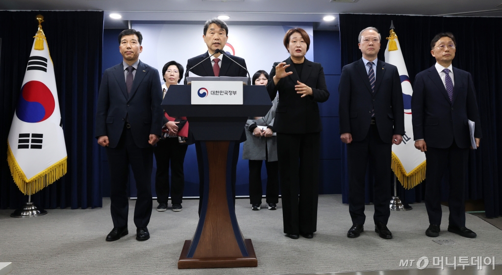 (서울=뉴스1) 임세영 기자 = 이주호 사회부총리 겸 교육부 장관이 7일 서울 종로구 정부서울청사에서 학생 복귀 및 의대교육 정상화 관련 브리핑을 하고 있다.  2025.3.7/뉴스1  Copyright © 뉴스1. All rights reserved. 무단 전재 및 재배포,  AI학습 이용 금지. /사진=(서울=뉴스1) 임세영 기자