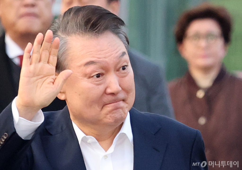 (의왕=뉴스1) 오대일 기자 = 법원의 구속취소 청구 인용으로 석방된 윤석열 대통령이 8일 오후 경기 의왕시 서울구치소를 빠져나오며 지지자들에게 인사하고 있다. 윤 대통령은 내란 우두머리 혐의로 지난 1월 26일 구속기소 된 지 41일 만, 1월 15일 체포된 후 52일 만에 자유의 몸이 됐다.  2025.3.8/뉴스1  Copyright © 뉴스1. All rights reserved. 무단 전재 및 재배포,  AI학습 이용 금지. /사진=(의왕=뉴스1) 오대일 기자