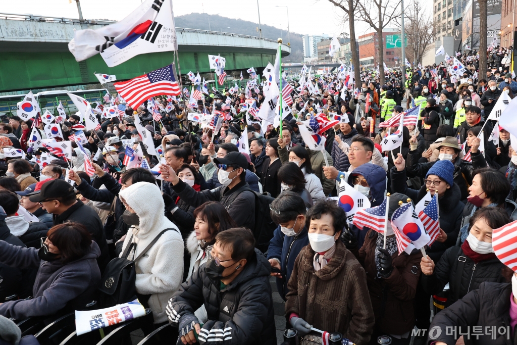 (서울=뉴스1) 이동해 기자 = 법원의 구속취소 청구 인용으로 윤석열 대통령이 석방된 8일 오후 서울 용산구 한남동 대통령 관저 앞에 지지자들이 모여있다.   윤 대통령은 내란 우두머리 혐의로 지난 1월 26일 구속기소 된 지 41일 만, 1월 15일 체포된 후 52일 만에 자유의 몸이 됐다. 2025.3.8/뉴스1  Copyright © 뉴스1. All rights reserved. 무단 전재 및 재배포,  AI학습 이용 금지. /사진=(서울=뉴스1) 이동해 기자