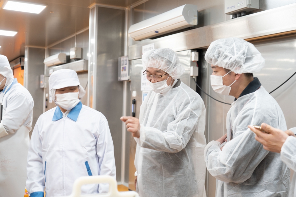 박종근 녹돈영농조합법인 회장이 지난달 27일 경기 평택 공장에서 고기 가공 과정을 설명하고 있다./사진제공=메인비즈협회