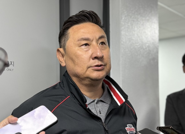 KIA 심재학 단장이 홍종표의 사생활 논란과 지역비하 의혹에 대해 설명하고 있다. /사진=양정웅 기자