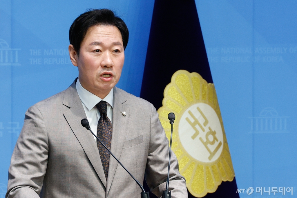 (서울=뉴스1) 안은나 기자 = 박수민 국민의힘 원내대변인이 8일 오후 서울 여의도 국회 소통관에서 윤석열 대통령 석방 관련 브리핑을 하고 있다. 2025.3.8/뉴스1  Copyright © 뉴스1. All rights reserved. 무단 전재 및 재배포,  AI학습 이용 금지. /사진=(서울=뉴스1) 안은나 기자