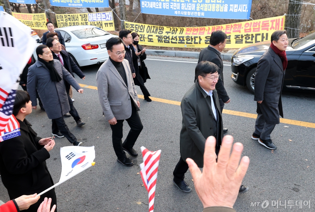 (의왕=뉴스1) 오대일 기자 = 법원의 구속취소 청구 인용으로 석방된 윤석열 대통령이 8일 오후 경기 의왕시 서울구치소에서 풀려난 가운데 국민의힘 의원들이 윤 대통령을 배웅한 후 이동하고 있다.  2025.3.8/뉴스1  Copyright © 뉴스1. All rights reserved. 무단 전재 및 재배포,  AI학습 이용 금지. /사진=(의왕=뉴스1) 오대일 기자