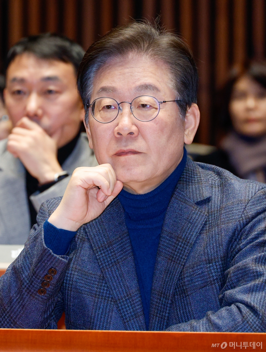 (서울=뉴스1) 안은나 기자 = 이재명 더불어민주당 대표가 8일 오후 서울 여의도 국회에서 열린 윤석열 대통령 석방 관련 비상 의원총회에 참석해 박찬대 원내대표 발언을 듣고 있다. 2025.3.8/뉴스1  Copyright © 뉴스1. All rights reserved. 무단 전재 및 재배포,  AI학습 이용 금지. /사진=(서울=뉴스1) 안은나 기자