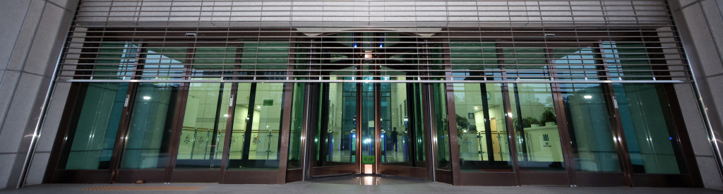 법원이 윤석열 대통령의 구속취소 청구를 인용한 7일 오후 서울 서초구 대검찰청 로비 셔터문이 내려가고 있다. /사진=뉴시스