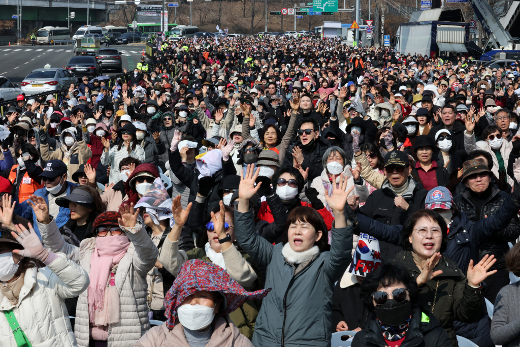 9일 서울 용산구 윤석열 대통령 관저 앞에서 전광훈 목사가 이끄는 사랑제일교회 주최로 열린 주일 예배 참석자들이 탄핵 반대를 촉구하고 있다. /사진=뉴스1.