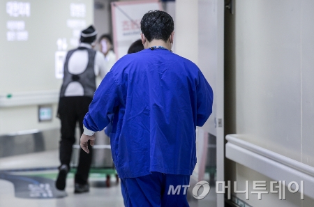 4일 서울의 한 대학병원에서 간호사들이 이동하고 있다. /사진=[서울=뉴시스] 정병혁 기자