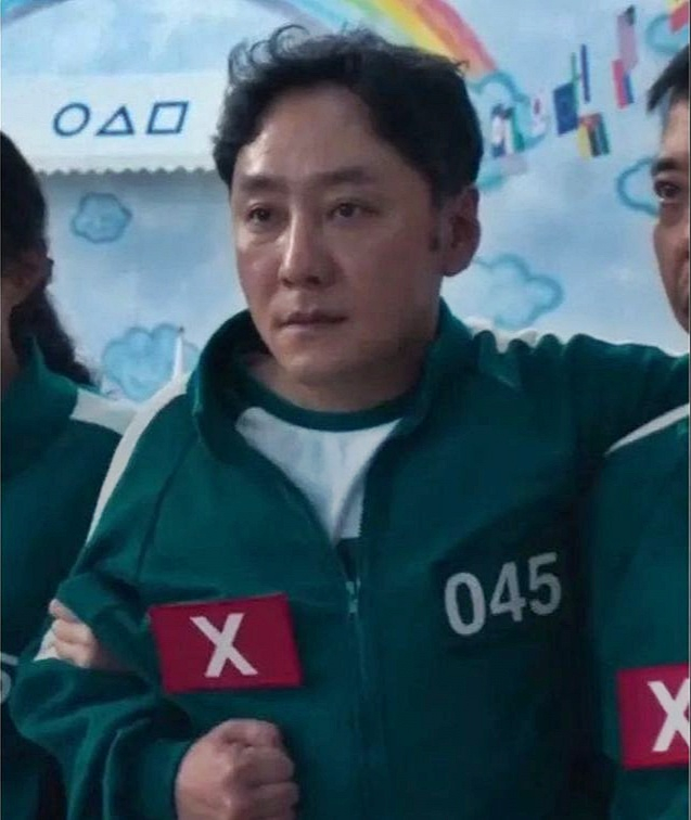 2000년대 방영됐던 인기 어린이 프로그램 '방귀대장 뿡뿡이' 1대 짜잔형을 맡았던 배우 권재환이 '오징어게임 시즌2'에 45번 참가자로 출연했다는 소식이 전해져 화제다./사진=넷플릭스코리아  