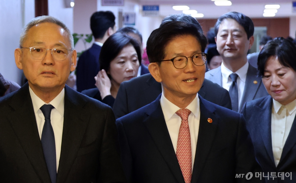 김문수 고용노동부 장관을 비롯한 국무위원들이 4일 정부서울청사에서 열린 국무회의에 입장하고 있다. (대통령실통신사진기자단) 2025.03.04. /사진=뉴시스 /사진=최진석