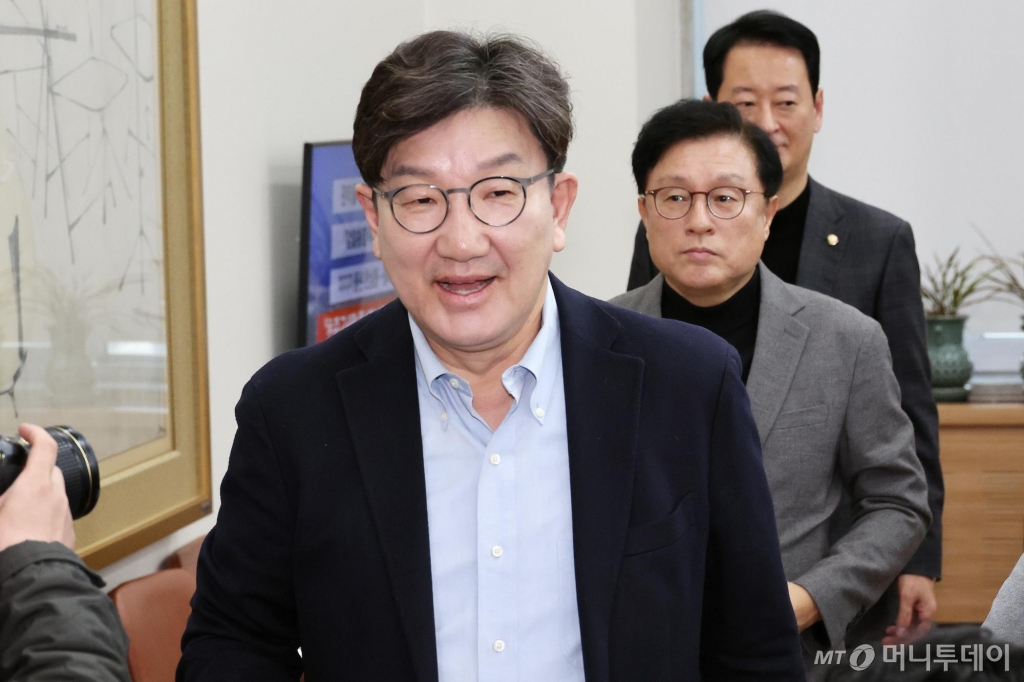 권성동(왼쪽) 국민의힘 원내대표가 9일 오후 서울 여의도 국회에서 열린 현안 관련 기자간담회에 참석하고 있다. 2025.03.09. /사진=뉴시스 /사진=조성우