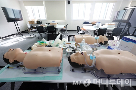 의료 공백이 장기화되면서 진료보조(PA) 간호사를 대상으로 한 교육이 실시된 지난해 4월 서울 중구 대한간호협회 서울연수원에서 열린 간호사 업무 관련 시범사업 교육 현장에 준비물이 놓여있다./사진=(서울=뉴스1) 김민지 기자