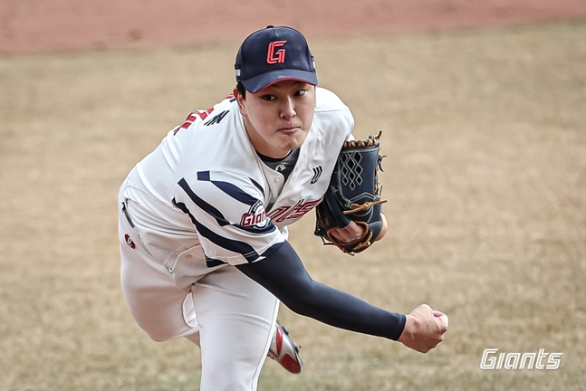 롯데 김원중이 8일 KIA전에서 투구하고 있다. /사진=롯데 자이언츠 제공