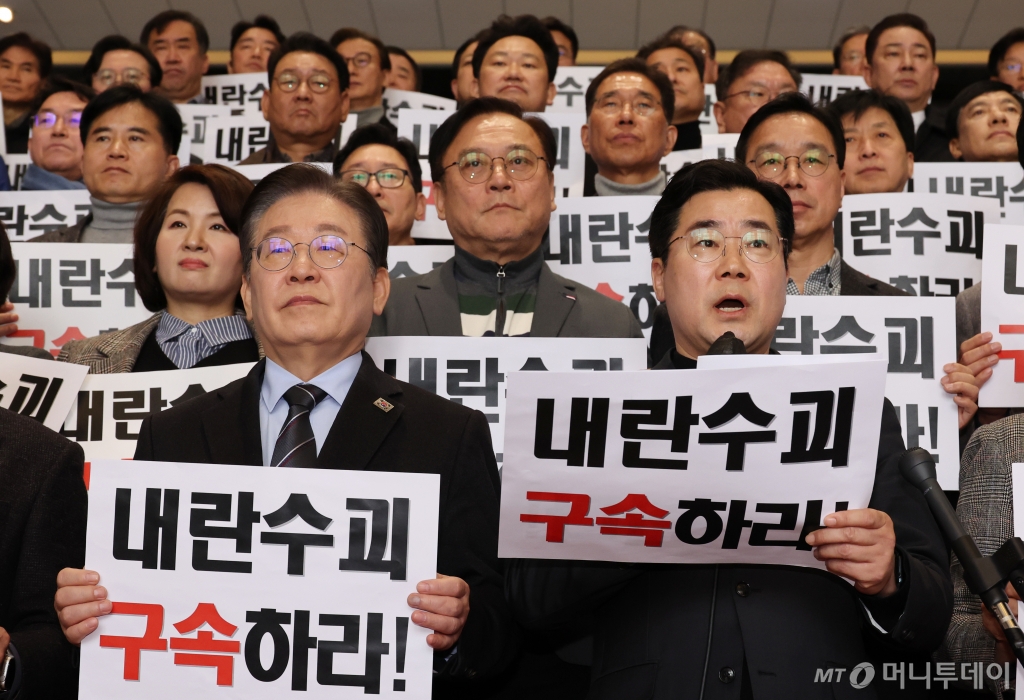 [서울=뉴시스] 조성우 기자 = 박찬대(앞줄 오른쪽) 더불어민주당 원내대표가 9일 오전 서울 여의도 국회 로텐더홀에서 열린 윤석열 대통령 구속과 검찰 규탄대회에서 발언하고 있다. 왼쪽은 이재명 대표. 2025.03.09. xconfind@newsis.com /사진=조성우