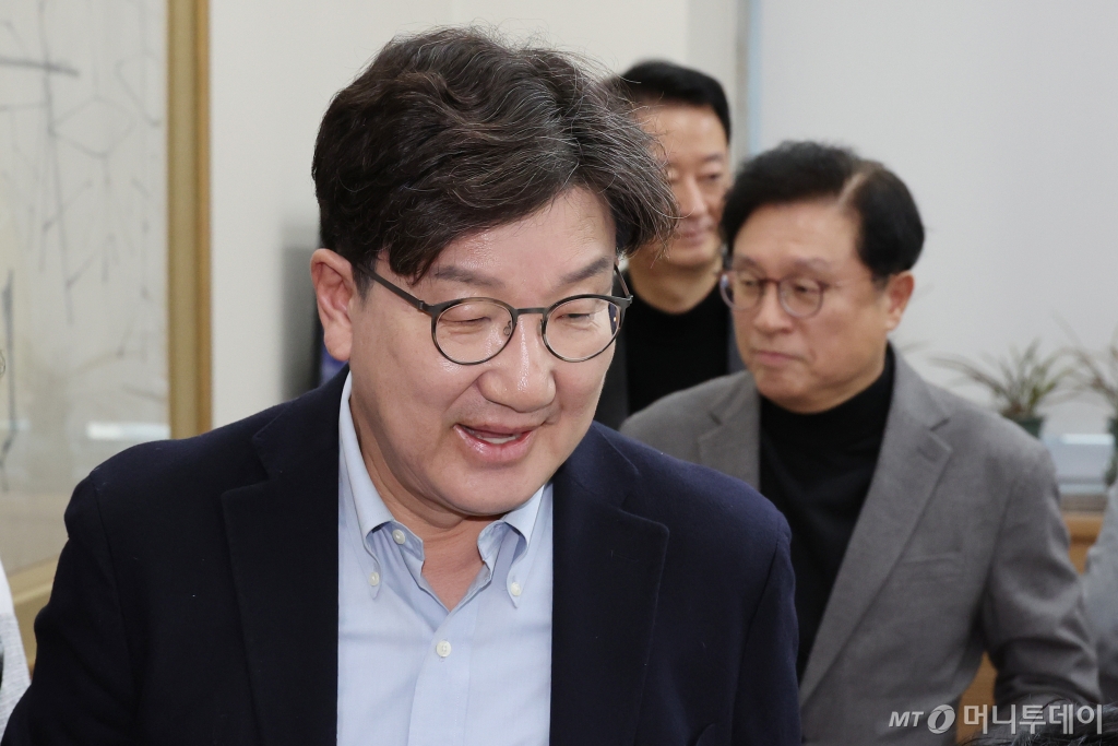 권성동(왼쪽) 국민의힘 원내대표가 9일 오후 서울 여의도 국회에서 열린 현안 관련 기자간담회에 참석하고 있다. 2025.03.09. /사진=뉴시스 /사진=조성우