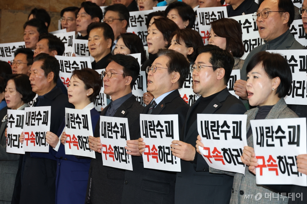  이재명 더불어민주당 대표와 박찬대 원내대표를 비롯한 의원들이 9일 오전 서울 여의도 국회에서 비상의원총회를 마치고 가진 규탄대회에서 윤석열 대통령의 구속 취소 후 즉시항고를 포기한 심우정 검찰총장의 사퇴를 촉구하고 있다. 2025.3.9/사진=뉴스1 /사진=(서울=뉴스1) 이광호 기자