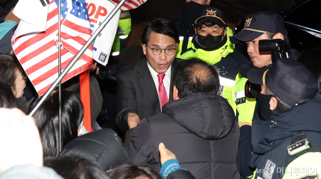 법원이 윤석열 대통령 구속취소를 인용한 7일 오후 윤상현 국민의힘 의원이 서울구치소로 들어가며 윤 대통령 지지자와 인사를 나누고 있다. (공동취재) 2025.3.7/사진=뉴스1 /사진=(의왕=뉴스1) 신웅수 기자