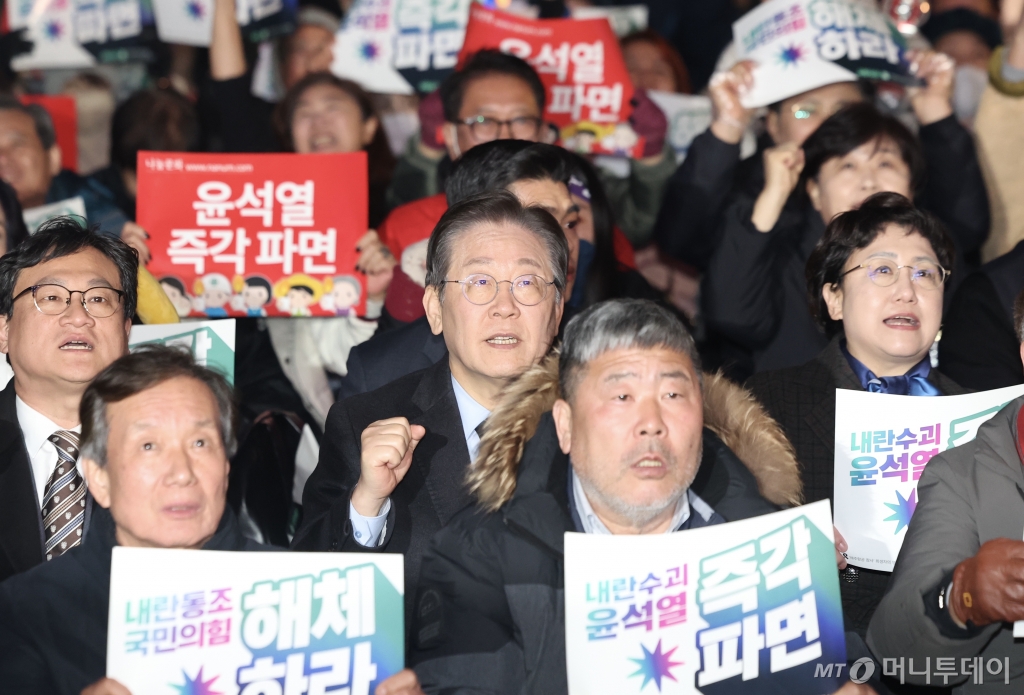 이재명 더불어민주당 대표가 9일 오후 서울 종로구 경복궁역 4번출구 인근에서 열린 ‘윤석열즉각퇴진·사회대개혁 비상행동 탄핵 촉구 집회‘에서 구호를 외치고 있다. 2025.03.09. /사진=뉴시스 /사진=김명년