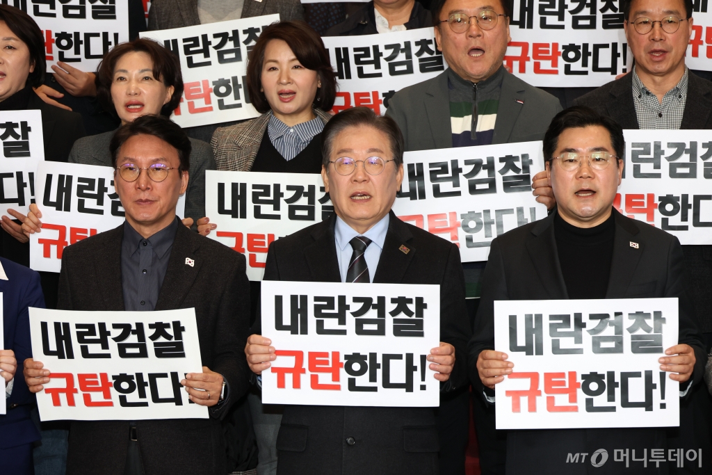 이재명 더불어민주당 대표와 박찬대 원내대표를 비롯한 의원들이 9일 오전 서울 여의도 국회에서 비상의원총회를 마치고 가진 규탄대회에서 윤석열 대통령의 구속 취소 후 즉시항고를 포기한 심우정 검찰총장의 사퇴를 촉구하고 있다. 2025.3.9/사진=뉴스1 /사진=(서울=뉴스1) 이광호 기자