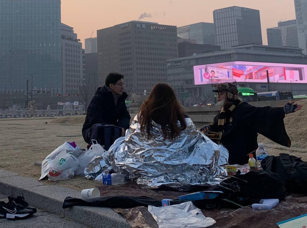 단식농성 중인 김경수 전 경남도지사가 광화문 인근 농성 중인 시민과 대화를 나누는 모습. /사진출처=김 전 지사 SNS.