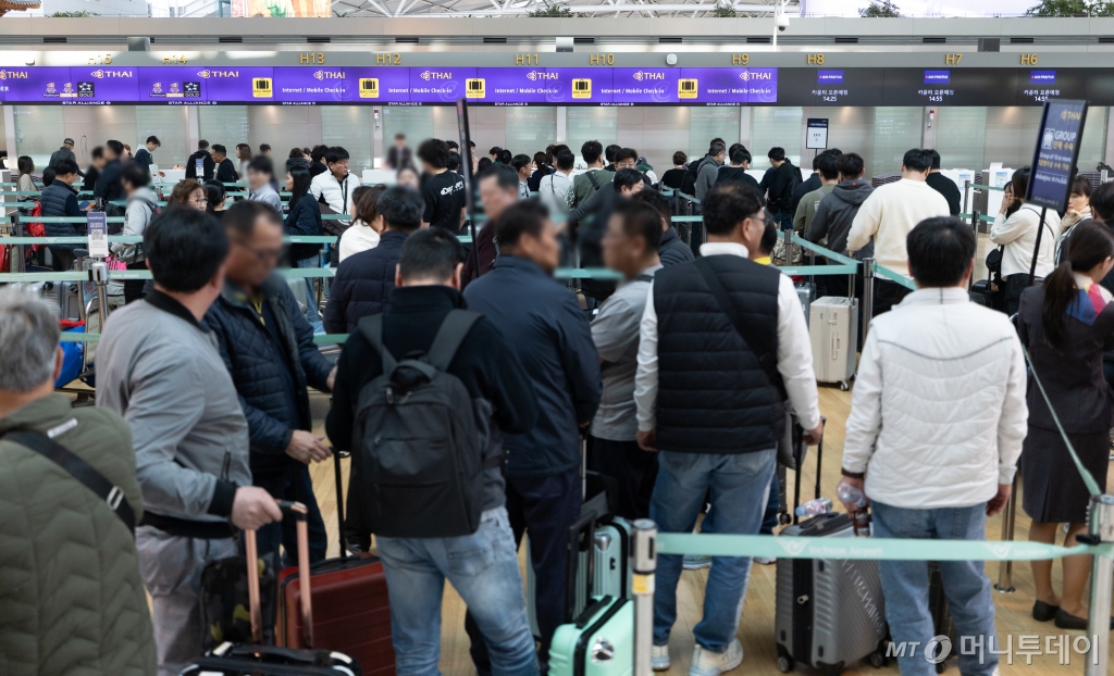 지난달 인천국제공항 출국장에서 여행객들이 탑승수속을 밟고 있다./사진=(서울=뉴스1) 이승배 기자