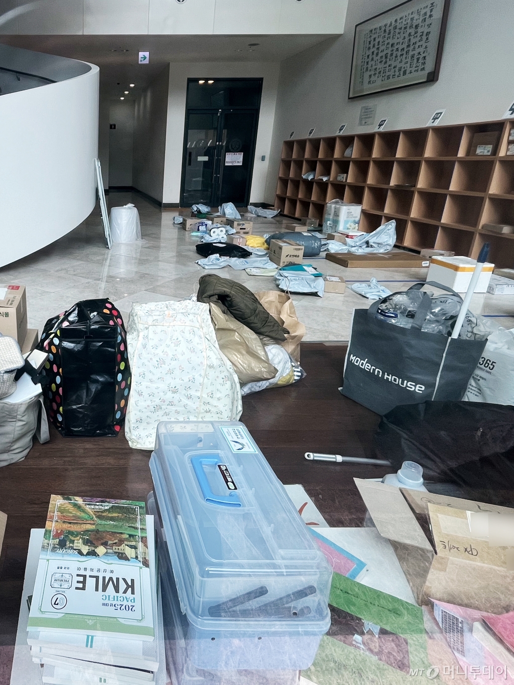 (서울=뉴스1) 황기선 기자 = 5일 서울 서대문구 연세대학교 의과대학 전용 기숙사인 제중학사에 짐들이 쌓여있다.  이날 학교 측은 재학생에 한해서만 기숙사에 입소할 수 있다는 내규에 따라 1학기 휴학한 의대생들에게 제중학사에서 퇴소할 것을 통보했다고 밝혔다.  그러나 일부 의대생들은 '학교 측이 사실상 동맹 휴학생들을 기숙사에서 쫓아내고 불이익을 주고 있다'며 불만의 목소리를 내고 있다. 2025.3.5/뉴스1  Copyright © 뉴스1. All rights reserved. 무단 전재 및 재배포,  AI학습 이용 금지. /사진=(서울=뉴스1) 황기선 기자