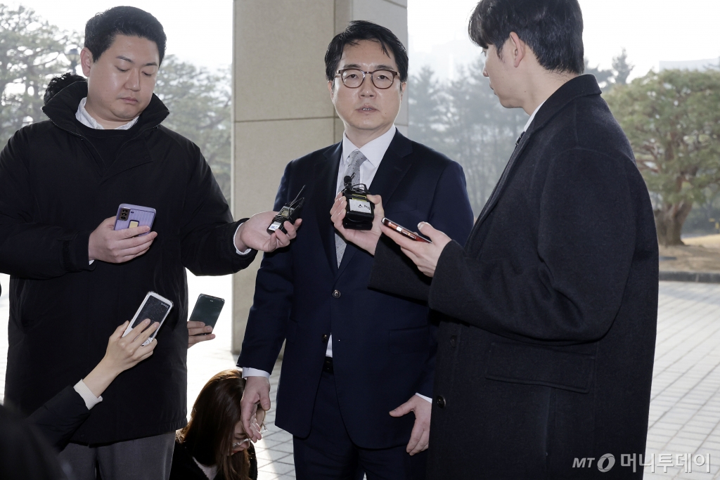 심우정 검찰총장이 10일 서울 서초구 대검찰청으로 출근하며 취재진 질문에 답변하고 있다. / 사진=뉴시스