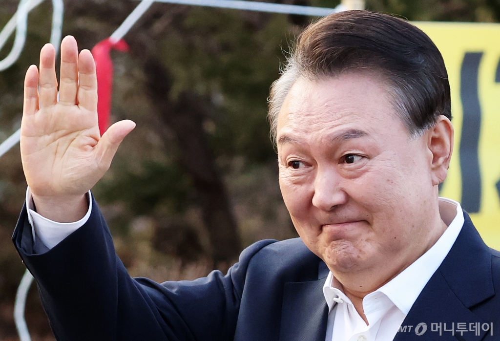 (의왕=뉴스1) 오대일 기자 = 법원의 구속취소 청구 인용으로 석방된 윤석열 대통령이 8일 오후 경기 의왕시 서울구치소에서 풀려나 지지자들에게 인사하고 있다. 윤 대통령은 내란 우두머리 혐의로 지난 1월 26일 구속기소 된 지 41일 만, 1월 15일 체포된 후 52일 만에 자유의 몸이 됐다.  2025.3.8/뉴스1  Copyright © 뉴스1. All rights reserved. 무단 전재 및 재배포,  AI학습 이용 금지. /사진=(의왕=뉴스1) 오대일 기자